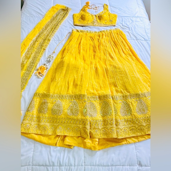 BRAND NEW * GOLD & YELLOW LEHENGA FULLY STICHED (UNWORN) - Picture 1 of 1